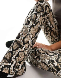Noisy May High Waisted Flared Trousers In Snake Print For Women White Snake -Noisy May Shop 205746966 5