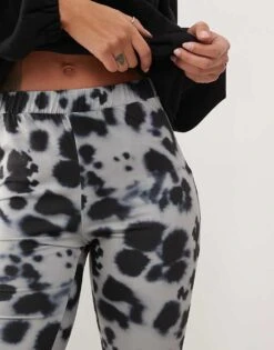 Noisy May Jersey Flare Trouser In Grey Distorted Print For Women Ghost Grey Abstract 8 Noisy May Jersey Flare Trouser In Grey Distorted Print For Women Ghost Grey Abstract -Noisy May Shop 206879743 3